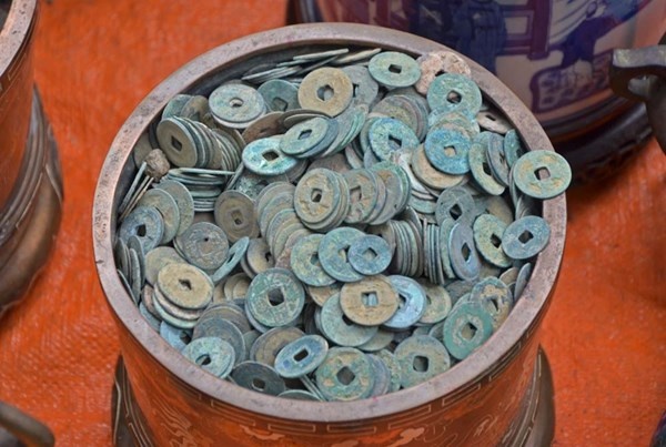 Ngoài ra, những đồng tiền rời có màu xanh cũng được bày bán.