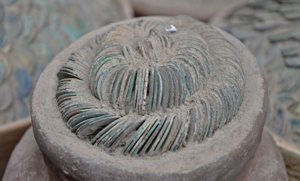 Những chum tiền đầy ắp.