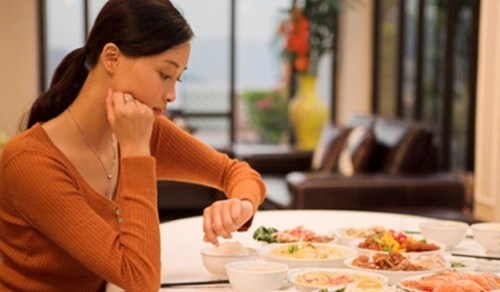 Ăn tối quá muộn. Ăn tối quá muộn sẽ làm cho con số cân nặng của bạn tăng dần đều, đồng thời nó cũng ảnh hưởng đến quan hệ tình dục của bạn. Khoảng thời gian tốt nhất để làm “chuyện ấy” là sau bữa ăn khoảng 2 tiếng. Việc ăn tối muộn sẽ làm cho việc quan hệ trở nên khó khăn, do cơ thể chưa tiêu hóa kịp thức ăn, đã phải lao vào một “cuộc chiến mới”.