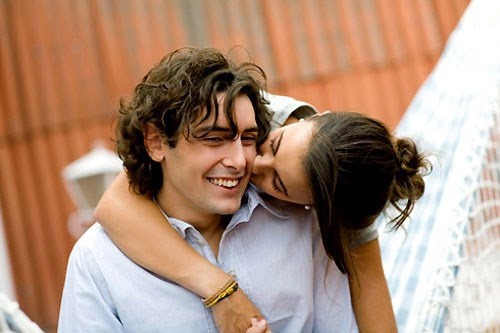 Quan hệ với nhiều cô gái trước khi kết hôn. Chuyện này có vẻ không có gì to tát nhưng việc ăn cơm trước kẻng với nhiều người không chỉ khiến nam giới đối diện với các bệnh tình dục nguy hiểm mà còn khiến bạn khó có cảm giác yêu thương trọn vẹn với người con gái đích thực của cuộc đời mình sau này.