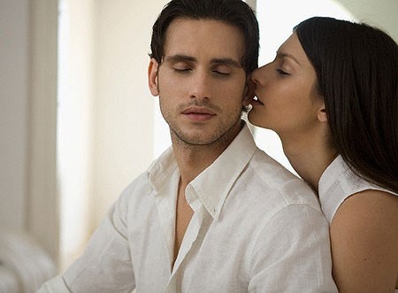 Quan hệ với người yêu cũ của bạn mình. Tâm sự của nhiều đàn ông cho thấy cảm giác có lỗi luôn thường trực khiến nam giới khó có thể thăng hoa trong chuyện ái ân. Hơn nữa, một khi chuyện bung bét sẽ khiến hai người khó có thể tiếp tục làm bạn dù trước đó họ vẫn là những người bạn tốt của nhau.