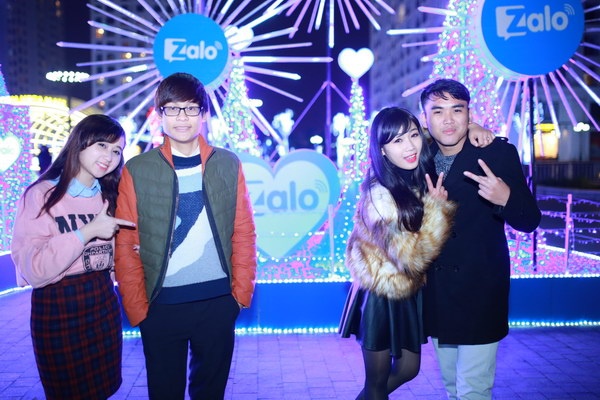 Trong một ngày cận Tết, ống kính phóng viên bắt gặp rất nhiều bạn trẻ đang pose hình chụp selfie hoặc đi dạo chơi trong khuôn viên của những địa điểm kể trên. Trong số đó có cả cặp đôi ca sĩ Kiều Phạm – kiện tướng dancesport Tuấn Đạt, Hoa khôi Đại học Dược 2014 Phạm Thị Duyên và MC – diễn viên Thùy Linh cùng một số người bạn.