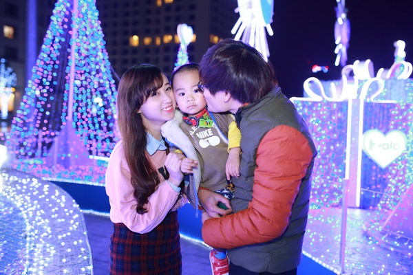 Các em nhỏ cũng được chụp hình với sắc màu lung linh.