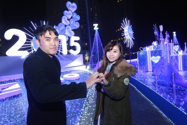 Không chỉ có các bạn thanh niên mà cả người già, trẻ nhỏ, thậm chí người nước ngoài cũng dừng chân ngắm nhìn và chụp hình lưu niệm với những khung cảnh lung linh và lãng mạn đầy tính nghệ thuật