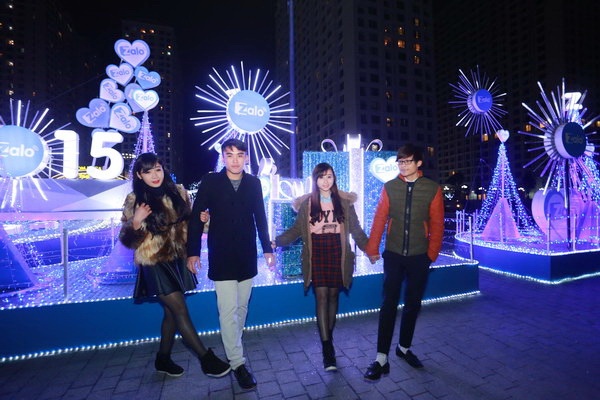 Nhiều bạn trẻ đến đây để thỏa sức chụp ảnh Ý tưởng về bộ ảnh lãng mạn dịp xuân kèm kiến trúc hiện đại không đâu có thể phù hợp hơn nơi đây, nơi mở ra rất nhiều những khung hình, góc máy ấn tượng. Ánh sáng lấp lánh của quảng trường sẽ tạo cảm giác mờ ảo, lung linh cho bức ảnh. 