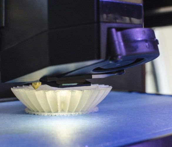 Hy vọng mới từ máy in 3-D. Sự xuất hiện của máy in 3-D đang trở thành một cuộc cách mạng mới trong y học. Người ta có thể tạo ra bất cứ vật thể 3-D nào chỉ nhờ một chiếc máy in, kể cả các bộ phận trong cơ thể. Đã có nhiều cuộc cấy ghép thành công nhờ máy in 3-D như thay thế mô hình tai, sụn, bàng quang, tử cung... Hiện các nhà khoa học vẫn đang tiếp tục nghiên cứu với hy vọng sẽ cho ra đời một cơ quan nội tạng thực sự như thận sinh học từ máy in 3-D. Họ dự tính sẽ phải mất từ 15-20 năm nữa để cho ra đời một quả thận sinh học đầu tiên trên thế giới.