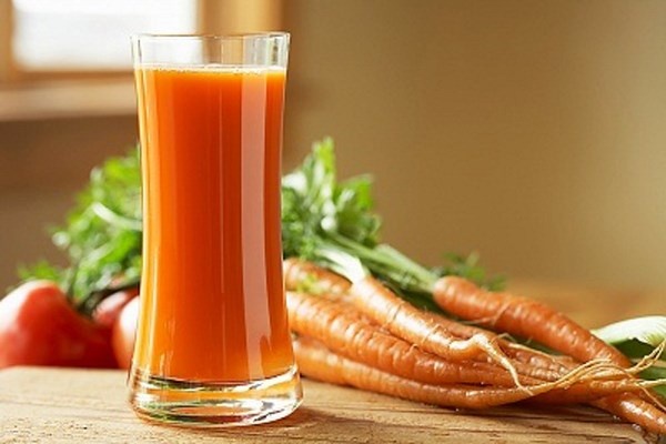 2. Nước ép cà rốt. Cà rốt chứa hàm lượng alpha carotene, một chất chữa cháy nắng và phòng ngừa ung thư ung thư mạnh. Khi tiếp xúc với chất gây ung thư, carotene sẽ ngăn chặn sự xâm nhập và hoặc làm chậm sự tăng trưởng của cả hai khối u ác tính và lành tính. Ngoài ra, các nhà nghiên cứu ở Anh và Đan Mạch còn phát hiện, Falcarinol - một chất chống oxy hóa trong cà rốt làm giảm đến 1/3 ở chuột bị ung thư trong phòng thí nghiệm.
