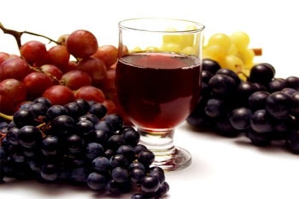 5. Nước ép nho đỏ. Nho đỏ chứa resveratrol, một chất chống oxy hóa mạnh, giúp chống lại bệnh ung thư. Đồng thời, nho chứa hợp chất resveratrol dễ dàng ức chế các enzym có nguy cơ gây ung thư. Đặc biệt hơn, các chuyên gia còn nhấn mạnh ăn nho còn rất có lợi cho hệ miễn dịch của cơ thể người.