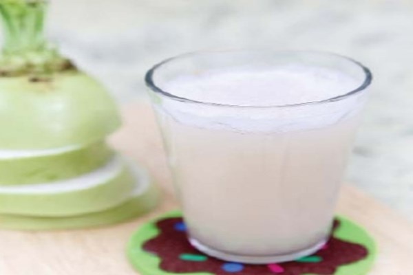 6. Nước ép củ cải. Củ cải dường như đã được dùng để điều trị ung thư trong nhiều thế kỷ. Rễ củ cải còn có tác dụng tái tạo lại tế bào corpuscles máu đỏ để cung cấp oxy cho những tế bào đang bị ung thư hư hại. Đặc biệt là, nó còn giải độc thận, gan và bạch huyết, thúc đẩy quá trình tái tạo các tế bào khỏe mạnh.