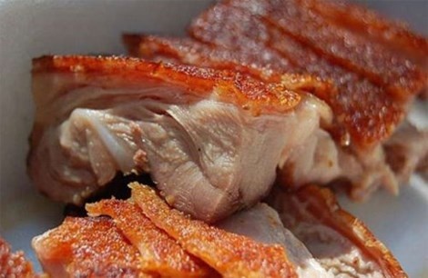 Thịt heo chết sau khi được làm màu, tẩm gia vị khó ai có thể nhận biết được. Hình minh họa.