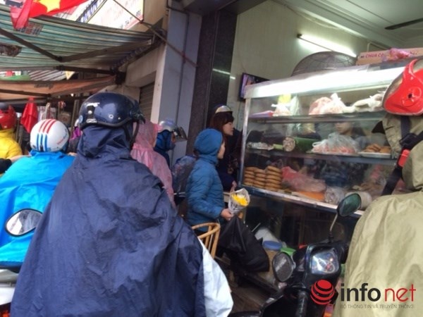 Doi mua, xep hang mua xoi gio, banh chung cung ong Tao hinh anh