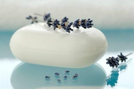 2. Phthalates và Paraben. Đã bị cấm ở Liên minh Châu Âu, phthalates và parabens là nhóm các hóa chất thường được sử dụng làm chất bảo quản trong mỹ phẩm và dược phẩm. Chúng có trong thuốc xịt tóc và sơn móng tay, nước hoa. Rất nguy hại là cả hai chất này đều đã bị chứng minh có thể gây ung thư vú.