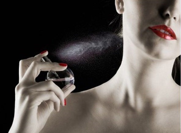 3. Fragrance (chất tạo mùi hương). Gồm có 4000 các thành phần khác nhau. Hầu hết các loại mùi hương tổng hợp là thủ phạm gây bệnh ung thư hoặc mang lại những loại độc tố cho cơ thể người. Fragrance tổng hợp có thể gây kích ứng da, nổi mẩn đỏ, da trở nên khô, sần sùi và lão hoá nhanh hơn.