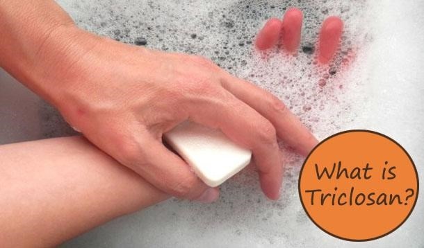 5. Triclosan. Là thành phần kháng khuẩn tổng hợp dùng trong xà phòng và chất tẩy khử trùng. Cơ quan bảo vệ môi trường nhận định nó như một loại thuốc trừ sâu, có độc tính cao đối với bất kỳ sinh vật sống nào. Nói cách khác, nó là một nhóm hóa chất gây ung thư ở người. Triclosan phá vỡ nội tiết tố, làm ảnh hưởng đến chức năng tình dục và sinh sản, nếu mẹ bầu tiếp xúc nhiều rất dễ dị tật thai nhi.