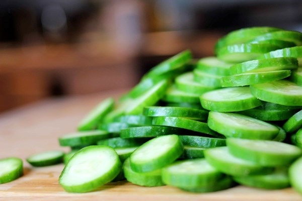 Dùng dưa chuột dưỡng môi. Dưa chuột chính là loại quả giúp trẻ hóa làn da, giúp da săn chắc và căng mịn. Với môi cũng có tác dụng tương tự, dưa chuột làm giảm vết thâm và cung cấp nhiều vitamin, khoáng chất giúp môi luôn tươi tắn, hồng hào . Đắp một lát dưa chuột tươi lên môi khoảng 15 phút, ấn nhẹ để tinh chất từ dưa chuột ngấm vào môi.