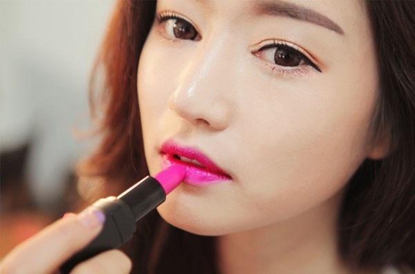 Hồng sáng. Táo bạo hơn hẳn những màu hồng thông thường, son hồng tone sáng ẩn chứa nét cá tính nhưng vẫn rất trẻ trung, quyến rũ khiến nhiều phái đẹp 