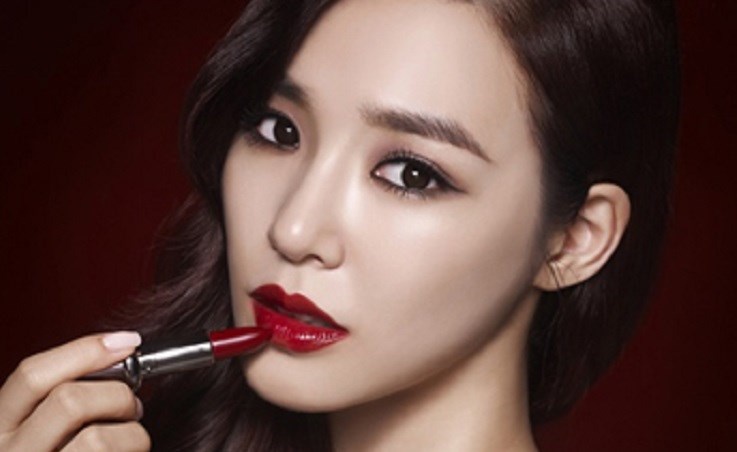 Son đỏ trầm. Mang đến vẻ đẹp cổ điển, sang trọng, sắc son trầm huyền bí này cũng tạo hiệu ướng tương tự với màu son đỏ tươi khi lấy sự chênh lệch màu sắc để làm nổi bật màu trắng của răng. Kết quả là bạn sẽ có ngay nụ cười tươi tắn với hàm răng sáng đẹp mắt.