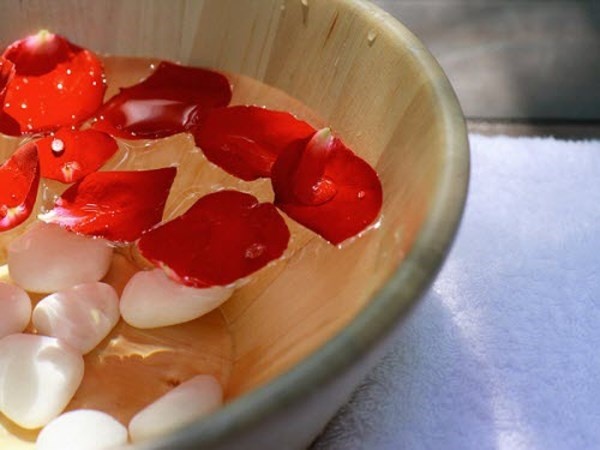 Hoa hồng. Ngâm những cánh hoa trong sữa trong một vài giờ, nghiền nhuyễn, sau đó thoa lên môi khô từ 2-3 lần/ngày và mỗi đêm trước khi đi ngủ. Biện pháp khắc phục này sẽ giúp duy trì độ ẩm đôi môi của bạn cũng như trong việc duy trì màu sắc đôi môi.