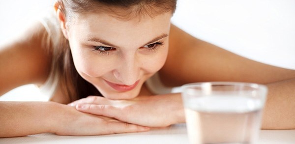 Dưỡng môi khỏe đẹp từ bên trong - Khi cơ thể thiếu chất dễ dẫn đến tình trạng mất cân bằng, thiếu năng lượng, đôi môi trở nên nhợt nhạt, thiếu sức sống, nhất là vào mùa đông môi sẽ khô ráp, bong tróc vì thiếu nước. Để giữ đôi môi luôn căng mọng khỏe mạnh, bạn nên có chế độ ăn uống hợp lý, nhiều rau xanh nhằm bổ sung vitamin và chất xơ cho cơ thể.