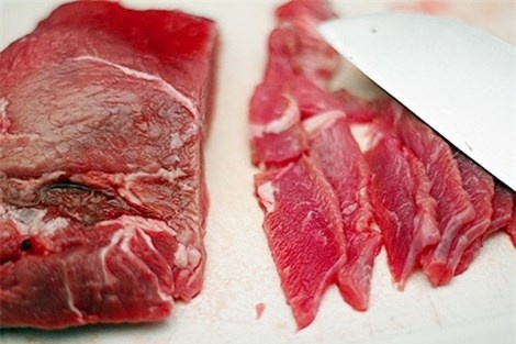 Thịt bò thật có thớ dài và nhỏ, trong khi thịt bò giả từ thịt heo nái có thớ ngắn và lớn hơn. Hình minh họa.