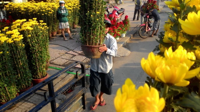 Mang hoa lên xe giao cho khách.