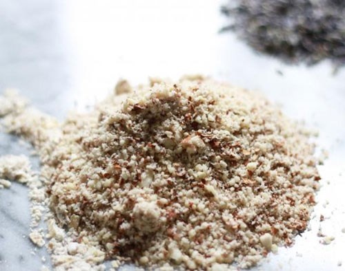 Một dưỡng chất khác đó là bột hạnh nhân. Dược liệu này không chỉ làm mềm môi mà còn giúp cho đôi môi của chị em thêm tươi tắn và rạng rỡ. Bên cạnh đó, tinh dầu quả lựu cũng được nhiều chị em lựa chọn. Tinh dầu quả lựa có tính chống ôxy hóa rất cao nên vừa có thể bảo vệ đôi môi vừa giúp chúng mềm mại và mịn màng