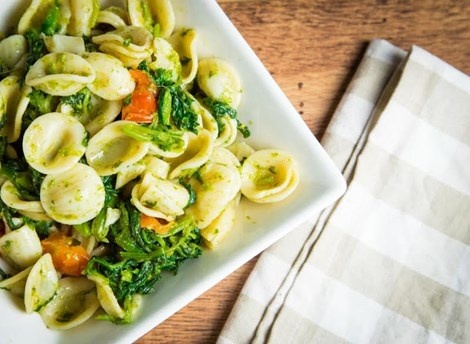 3. Bông cải xanh Lượng canxi: 1 chén cải xanh nấu chín chứa 62mg canxi.  Loài rau họ cải này chứa rất nhiều canxi và các chất dinh dưỡng có lợi khác. Một chén cải xanh hấp chứa 301mg canxi bảo vệ xương và lượng dồi dào vitamin C tăng cường sức đề kháng.