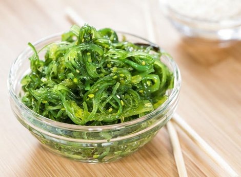 6. Tảo biển Lượng canxi: Một chén tảo biển chứa 134mg canxi.  Tảo biển thường xuất hiện trong những món ăn châu Á như Nhật, Hàn, TQ… Một chén tảo biển chứa chừng 134mg canxi, và một lượng lớn chất xơ và iốt để duy trì sức khỏe tuyến giáp. Bạn cũng có thể thêm tảo biển vào các món nước ép rau quả hoặc cho vào súp.