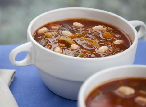 7. Đậu trắng Lượng canxi: 1 chén đậu chứa 161mg canxi.  Đậu trắng không chỉ là nguồn dinh dưỡng cung cấp chất xơ tạo cảm giác no, protein xây dựng cơ bắp và chất kali chống khó tiêu, nó còn chứa rất nhiều canxi. Ngoài ra, loại đậu này còn giàu tinh bột khoáng, một chất dinh dưỡng nâng cao sự trao đổi chất, tăng cường oxy hóa chất béo và ngăn ngừa tích tụ mỡ lâu dài.