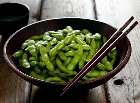 9. Đậu nành luộc Edamame và đậu phụ Lượng canxi: 1 chén chứa 98-334mg canxi.  Edamame thường được dùng để ăn với sushi. Loại thực phẩm này là nguồn cung cấp dồi dào canxi, chất xơ và protein. Đậu phụ cũng có tác dụng tương tự. Dù lượng canxi chứa trong loại thực phẩm này thay đổi tùy theo nhãn hiệu, cách sản xuất, một chén đậu thường đã cung cấp được 33% nhu cầu canxi hàng ngày của bạn.