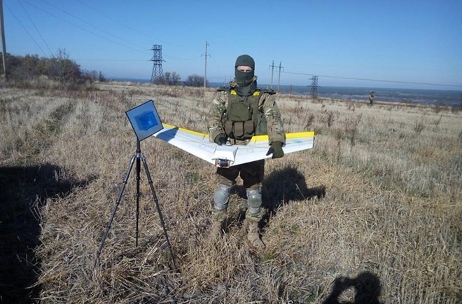 Binh sĩ chính phủ Kiev sử dụng một mẫu UAV tại miền đông Ukraine.