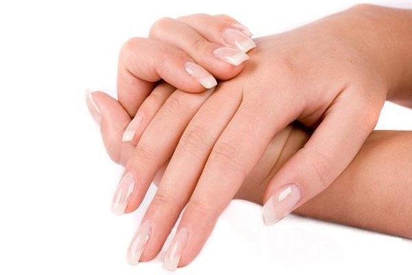 Móng tay cụp vào trong. Móng cụp xuống tức là bạn đang ốm nghiêm trọng có thể do lượng oxy trong máu thấp và có thể do bạn bị bệnh phổi. Móng cụp xuống cũng liên quan với bệnh viêm ruột, bệnh tim mạch, bệnh gan hoặc những người hay hút thuốc.