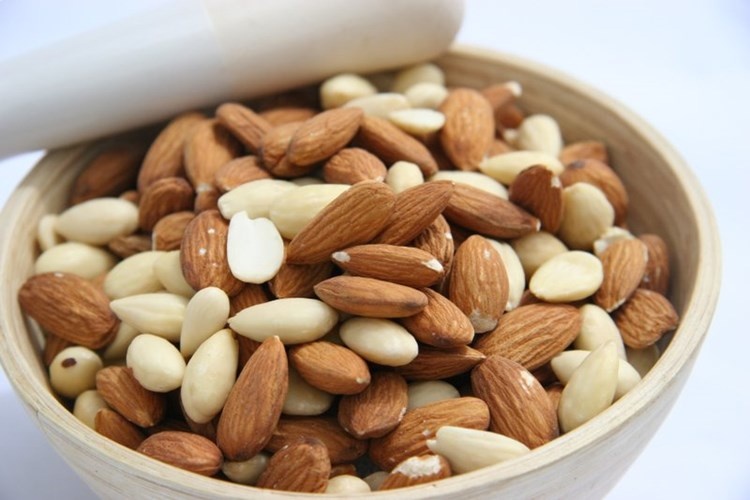 Hạnh nhân: Ăn 30 hạt hạnh nhân mỗi ngày sẽ làm giảm cảm giác đói, tăng cường vitamin E cho da đẹp, mịn màng. Hạnh nhân cũng giàu chất béo không bão hòa đơn, protein và chất xơ, giúp tiêu diệt mỡ thừa.