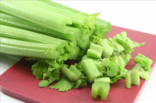 Rau cần. Thêm rau cần vào trong bữa ăn hàng ngày của mình để giảm cân nhanh chóng cũng như làm giảm mỡ thừa hiệu quả. Lượng chất xơ có trong rau cần giúp bạn mau no, ít thèm ăn hơn từ đó giúp giảm cân nhanh hơn. Một ly nước ép cần tây trước bữa ăn sẽ giúp bạn nhanh chóng cải thiện được vóc dáng thừa cân của mình nhé.