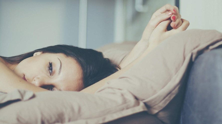 Thường xuyên giặt áo gối. Vỏ gối cũng là nơi vi khuẩn gây hại hay “đóng đô”. Khi bạn ngủ, thường áp mặt vào bề mặt gối. Vì vậy, nếu bạn không giữ áo gối sạch sẽ, bạn sẽ không lường trước nguy cơ mụn xuất hiện như thế nào. Vì vậy, đừng để đến khi gối bạn thay đổi màu sắc hàng ngày mới mang đi giặt. Bạn nên giặt áo gối ít nhất 1 lần/tuần.