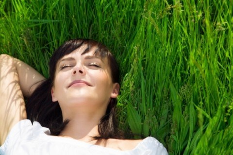 Giữ tinh thần luôn thoải mái. Để cơ thể không bị rối loạn thì việc giữ tinh thần thoải mái rất quan trọng. Nếu bạn bị căng thẳng, stress kéo dài, nội tiết sẽ bị rối loạn, dẫn đến nhiều biểu hiện khó chịu trong những ngày này, đầu tiên là mụn.