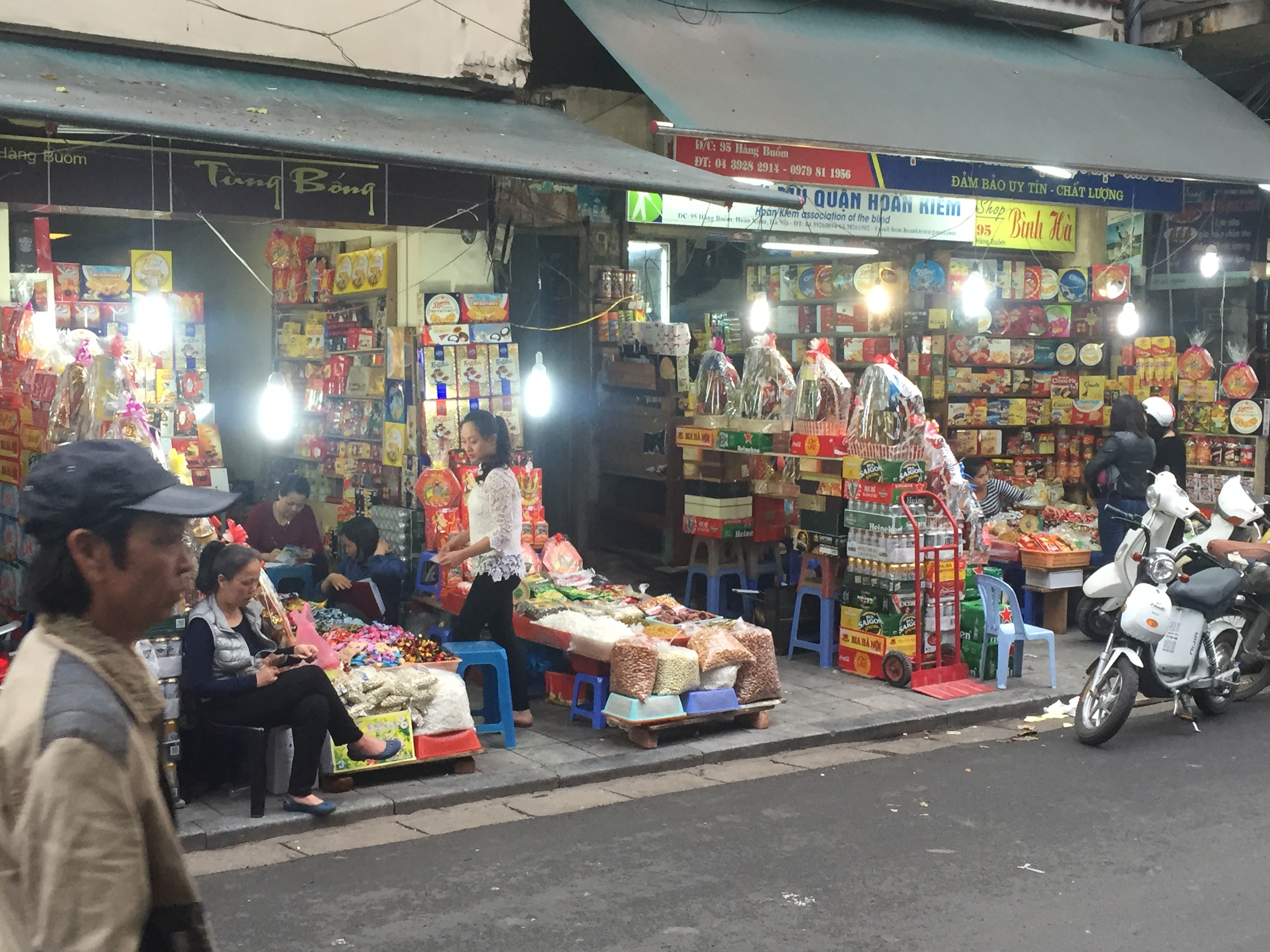 Canh buon ban doi lap tai pho co dip Tet hinh anh