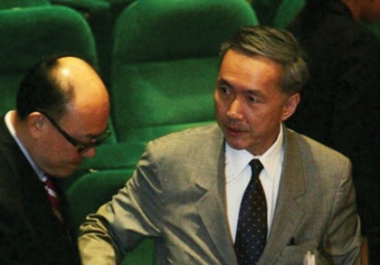 Robert và Philip Ng.