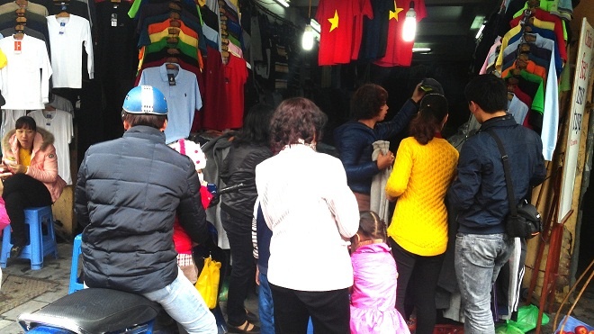  Các của hàng trên phố Hàng Đào cũng hút người mua với chiêu  giảm giá khủng dịp cuối năm.