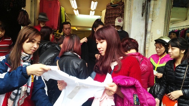  Người mua hào hứng với những mặt hàng giảm giá “sốc”  dịp Tết Tin bài xem thêm.