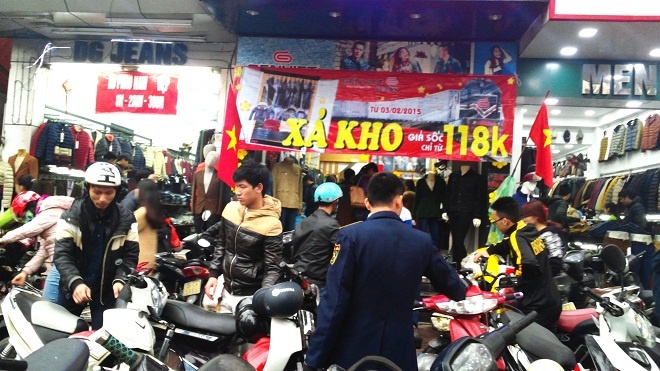  Các cửa hàng đều chật kín chỗ để xe.