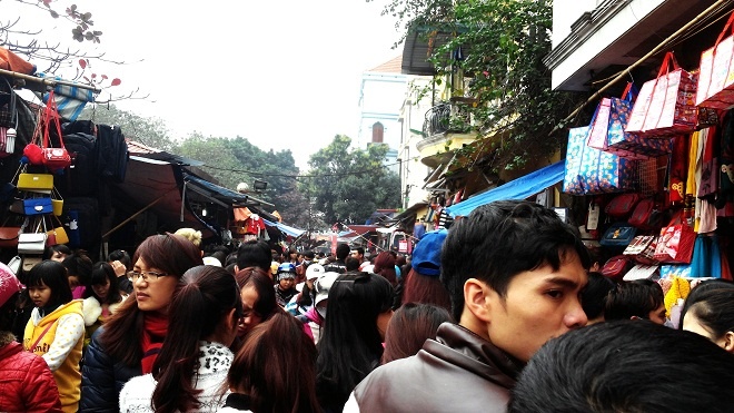 Ha Noi: Chen chan mua hang giam gia ngay giap Tet hinh anh