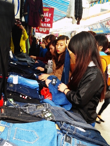  Cửa hàng nào cũng đông đúc người xem.