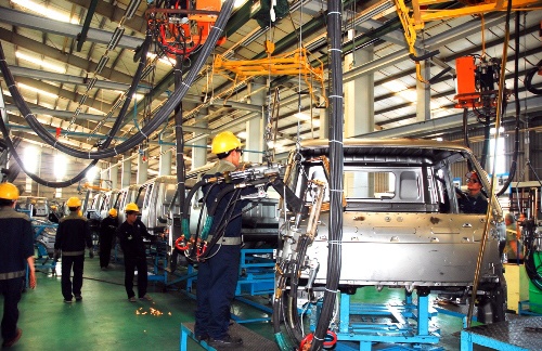 Oto made in Viet Nam: Ai lam, lam voi ai? hinh anh