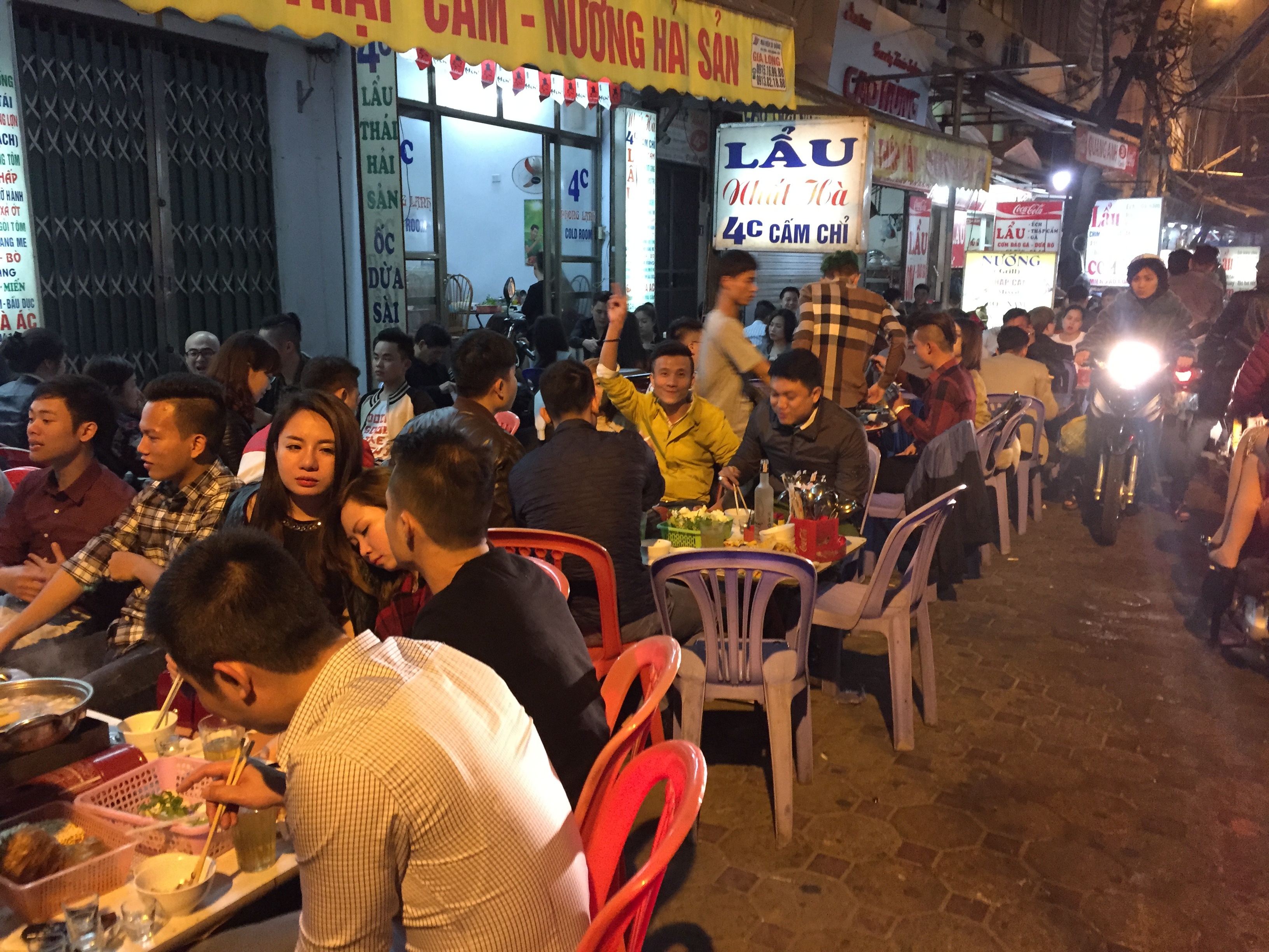 Gia an uong o vung phao hoa dem giao thua khong tang hinh anh