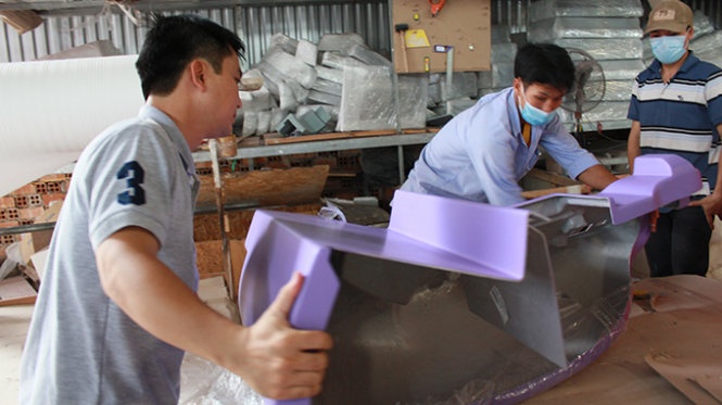 Cần thêm những hỗ trợ từ các cơ quan quản lý để giúp doanh nghiệp, người dân mạnh dạn bỏ vốn làm ăn. Trong ảnh: sản xuất linh kiện ôtô tại Công ty nhựa Sao Việt (Vĩnh Long