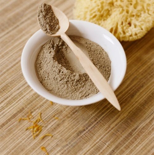 Đắp mặt nạ đất sét. Một trong những loại mặt nạ tốt nhất mà bạn có thể sử dụng là mặt nạ đất sét bentonit bởi vì nó có điện tích âm trái dấu với các độc tố tích điện dương trong làn da của bạn. Mặt nạ đất sét khá đơn giản nhưng lại là một cách giải độc rất hiệu quả vì nó có thể hút các tạp chất ra ngoài và làm dịu làn da bị kích thích.