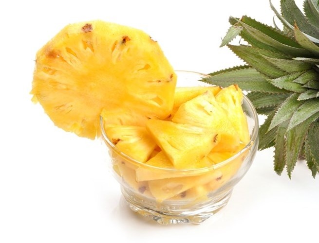 Ngoài việc đắp mặt nạ ra, bạn cũng nên bổ sung dưỡng chất để giải độc làn da từ bên trong cơ thể. Ăn dứa cũng giúp da bạn giải độc cơ thể hiệu quả. Người ta đã tìm thấy trong loại quả này một hoạt chất có tên bromelain, có tác dụng chống viêm, phá vỡ các protein và loại bỏ độc tố ra khỏi máu. Điều này không chỉ có nghĩa là làn da của bạn trông sẽ mịn màng hơn, mà các bệnh đau viêm cũng có thể được giảm bớt. Bạn cũng có thể sử dụng dứa để làm mặt nạ tẩy tế bào chết bằng cách nghiền nó với một ít nước cốt dừa.