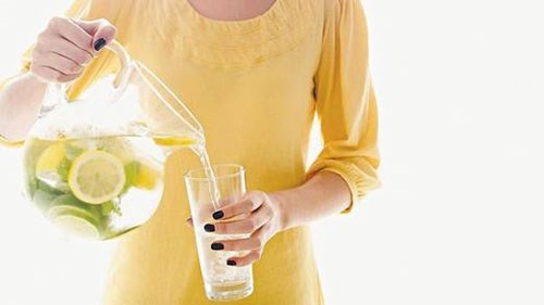Uống nước chanh. Thêm chanh vào nước uống là một cách tuyệt vời để tăng cường sức khỏe và làm đẹp da. Chanh có tác dụng đào thải độc tố ra khỏi cơ thể như một loại thuốc lợi tiểu, giúp giải độc gan, đồng nghĩa với việc giải độc cho da và cơ thể.