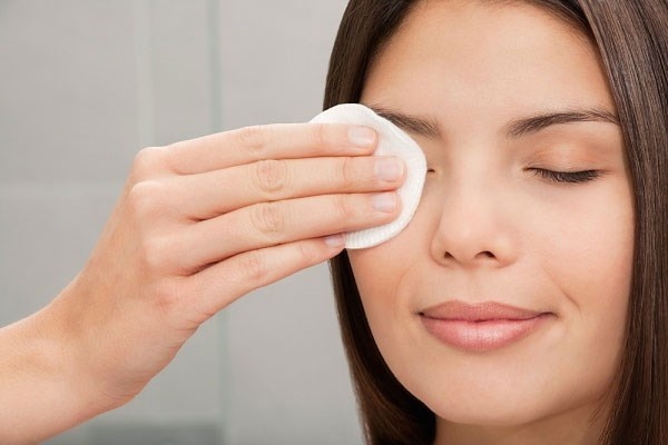 Tẩy trang: Thấm bông tẩy trang sẽ ra sạch bụi bẩn, da bạn sẽ sáng hồng lên thấy rõ.
